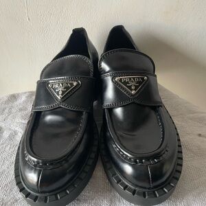 ON HOLD🔥
💎⭐️Authentic ⭐️Prada Women’s Leather Slip-On Loafers